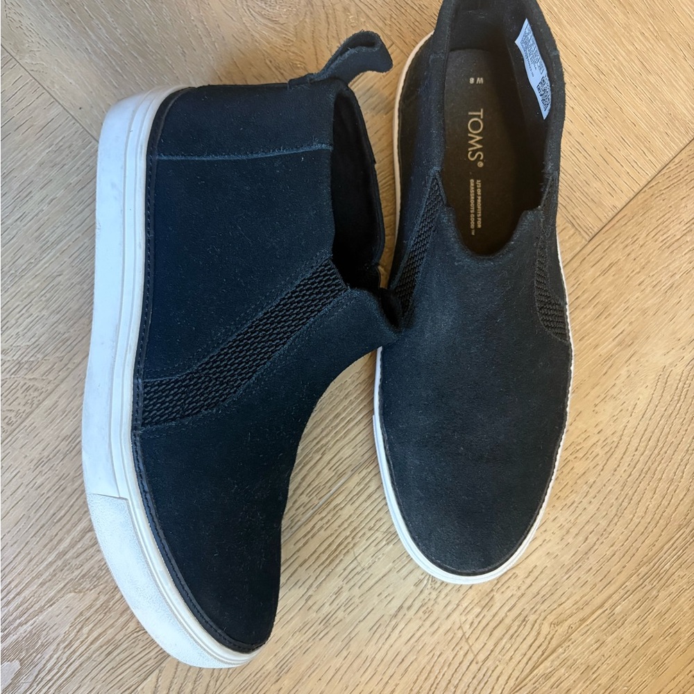 TOMS women’s Black Slip-On Sneakers